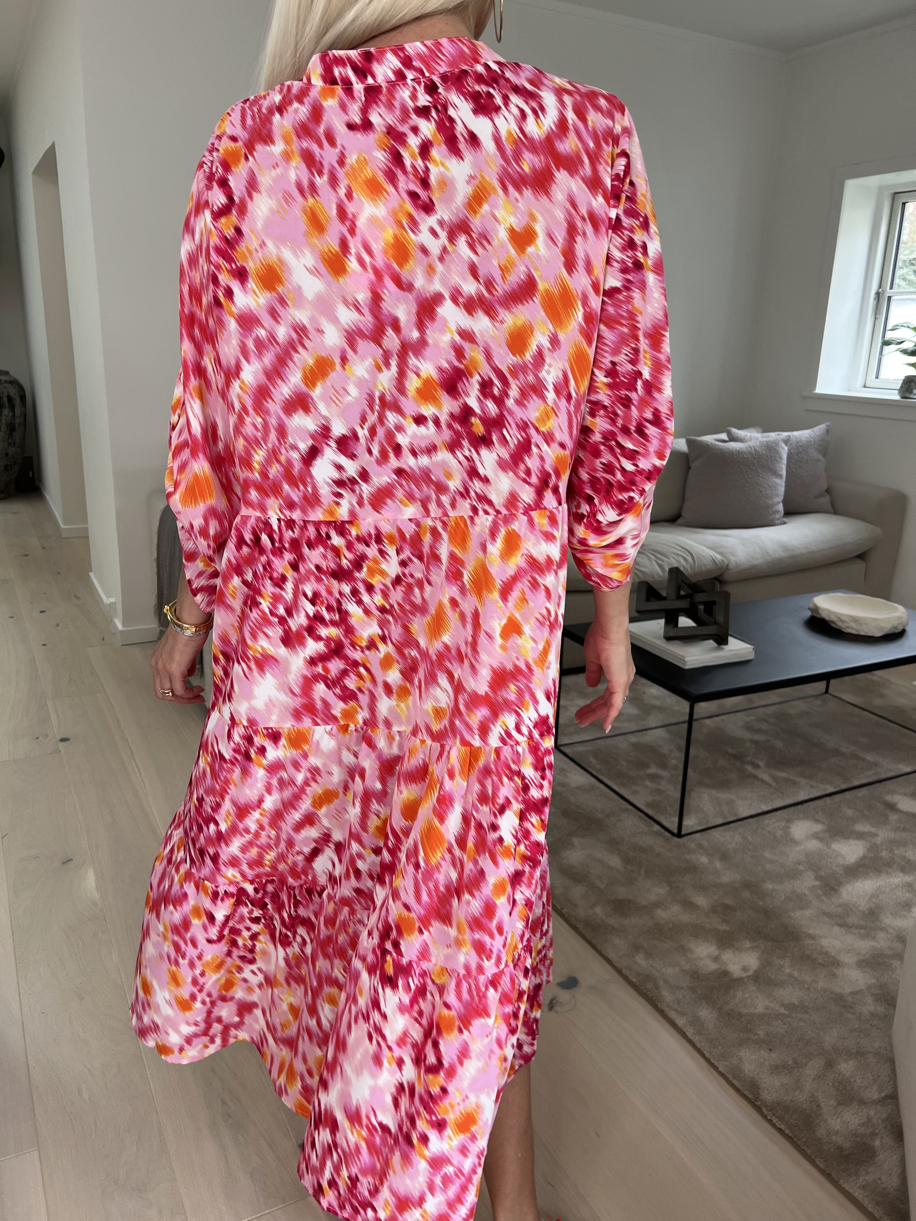 Simone - Söt klänning med mångfärgat tryck